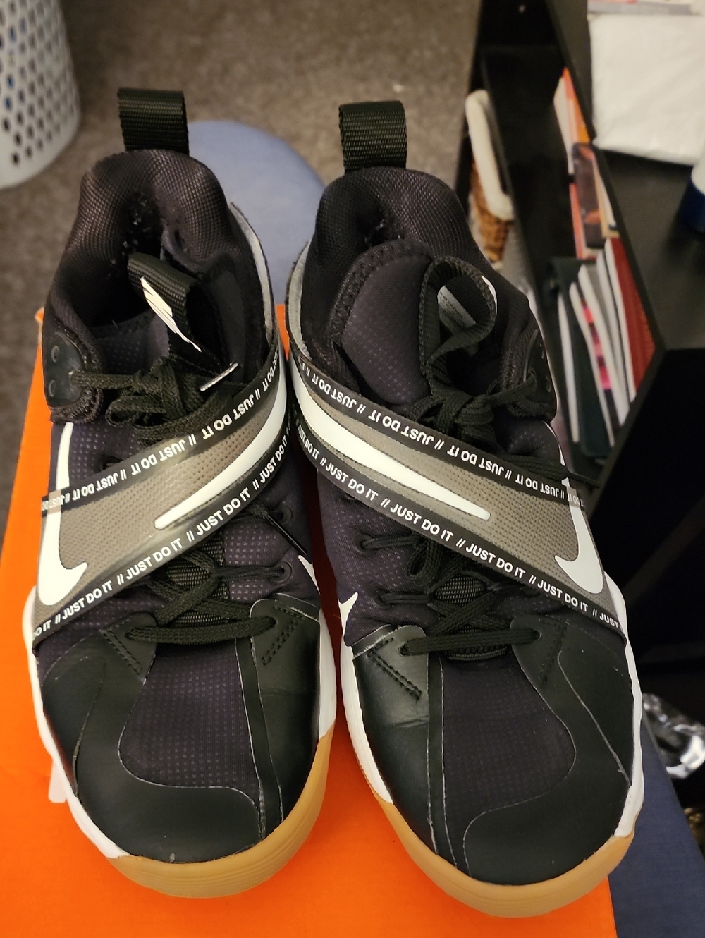 Ladies Nike React Hyperset Black, White, Athletic Sneakers Size 10.5